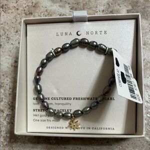 Luna Norte Genuine freshwater pearl stretch bracelet. New in box